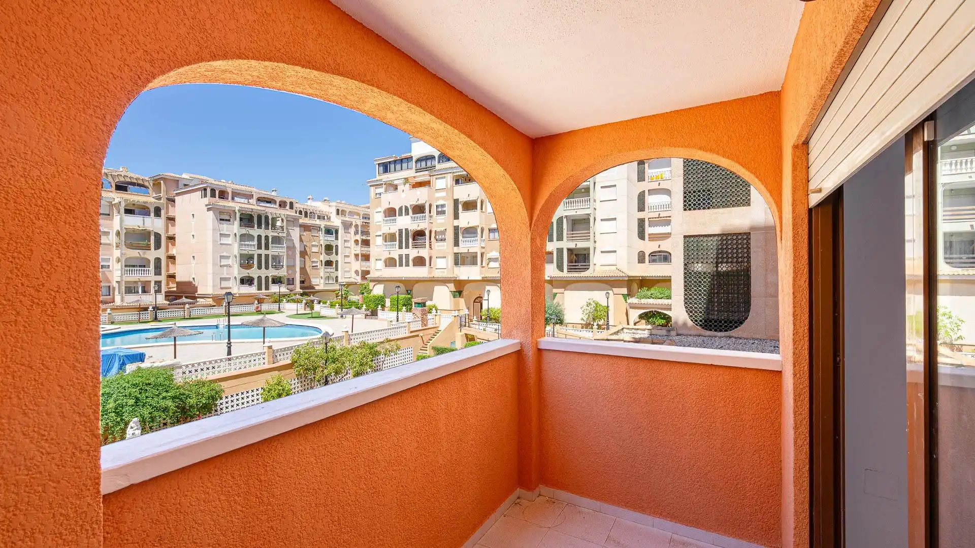 Terrasse von Wohnung zum Verkauf in Torrevieja mit Klimaanlage, Heizung und Privatgarten