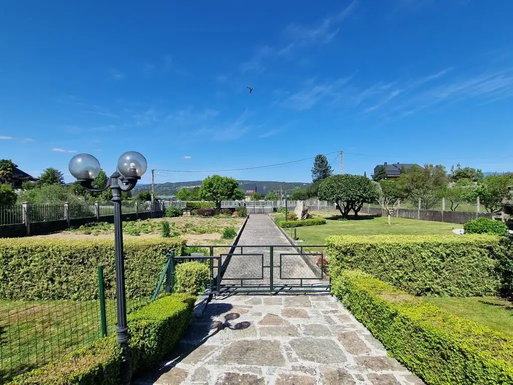 Jardín de Casa o chalet en venta en Ourense Capital  con Calefacción, Jardín privado y Parquet