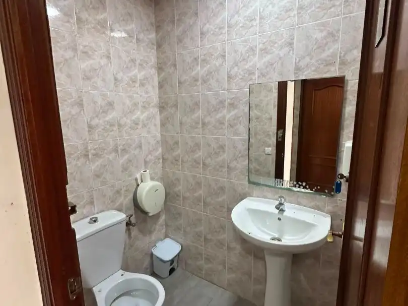 Bany de Local de lloguer en Sevilla amb Aire condicionat