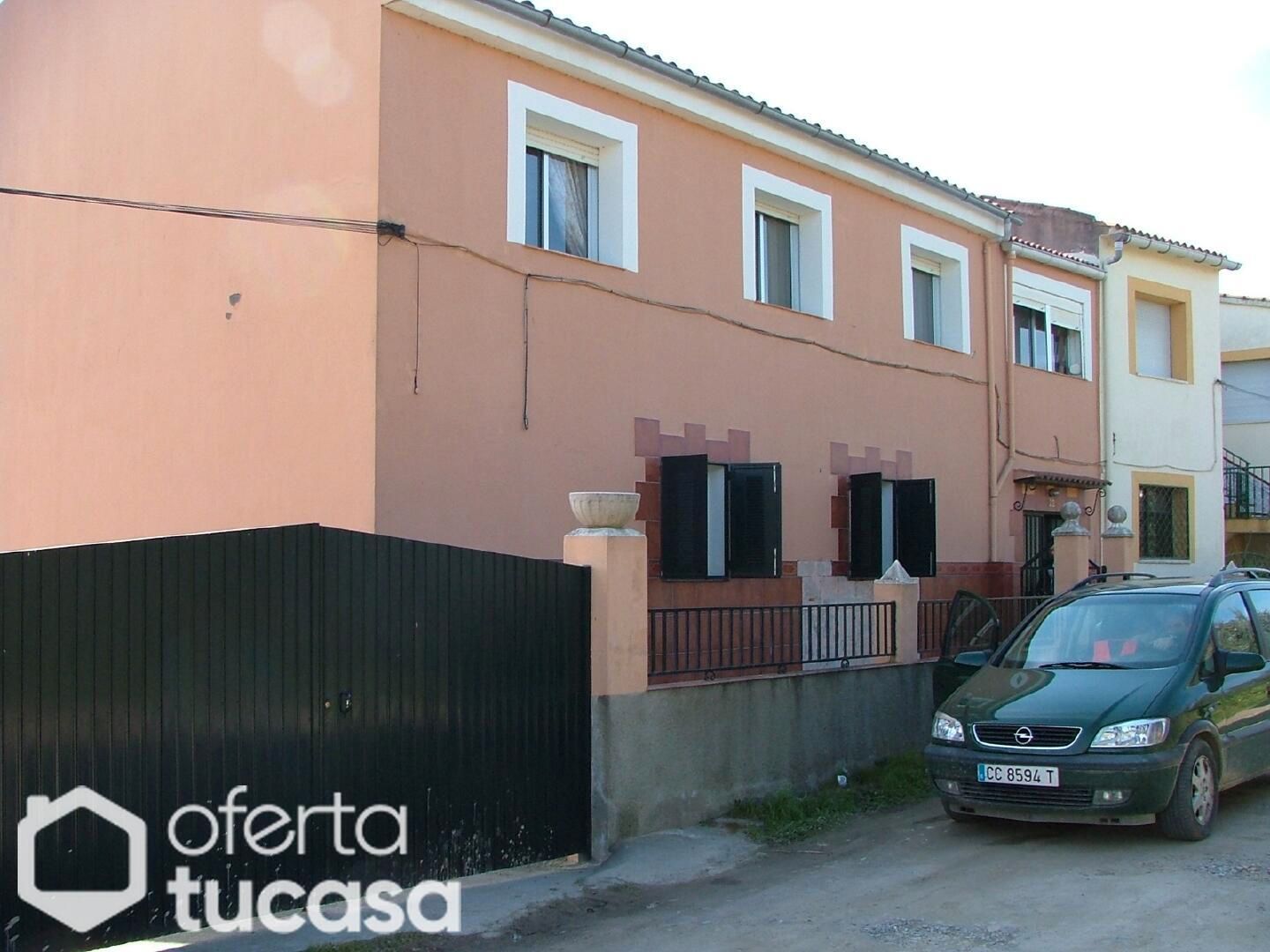 Vista exterior de Pis en venda en Plasencia amb Jardí privat, Terrassa i Piscina