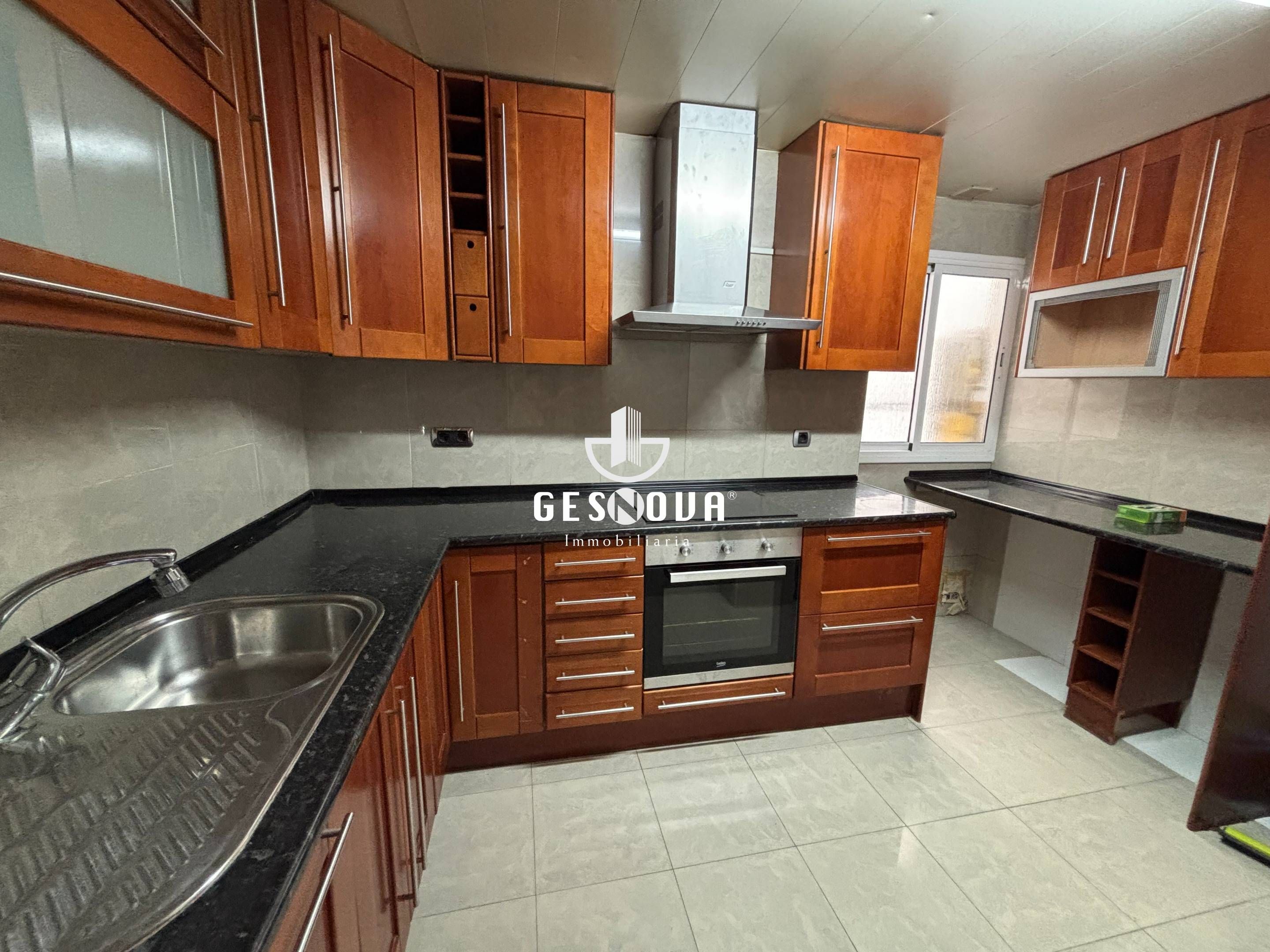 Kitchen of Flat for sale in L'Hospitalet de Llobregat  with Balcony
