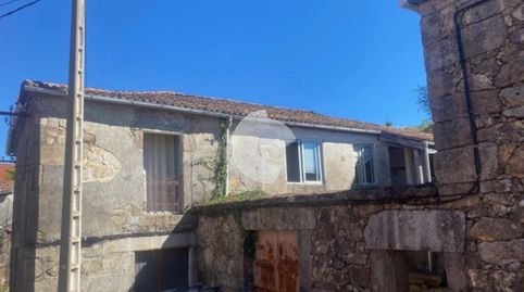 Vivienda unifamiliar sita en lugar Ferreiros, ayuntamiento de Entrimo. Dos viviendas conectadas entre si a traves de un patio y es