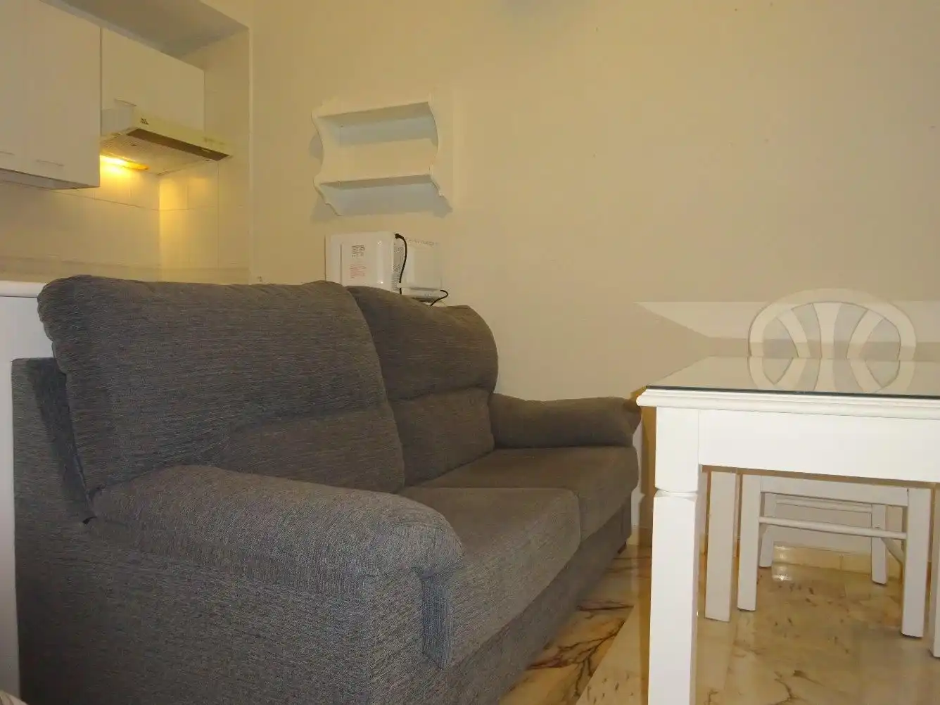 Sala de estar de Estudio de alquiler en Sevilla con Aire acondicionado, Calefacción y Amueblado