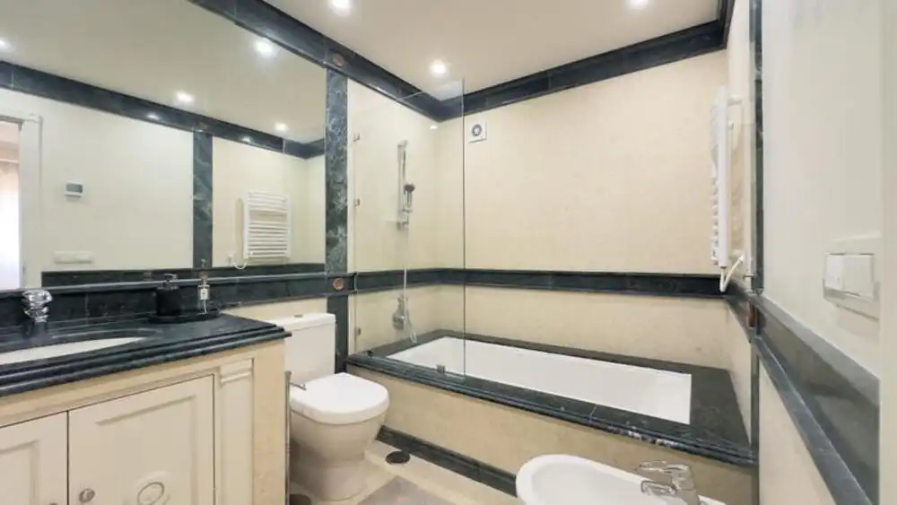 Bany de Apartament de lloguer en Estepona amb Aire condicionat, Terrassa i Piscina