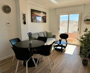 Sala d'estar de Apartament en venda en Torrevieja amb Aire condicionat, Terrassa i Moblat