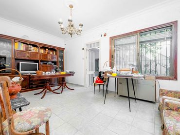 Casa aparellada amb balcó en venda a C. Paco Camino