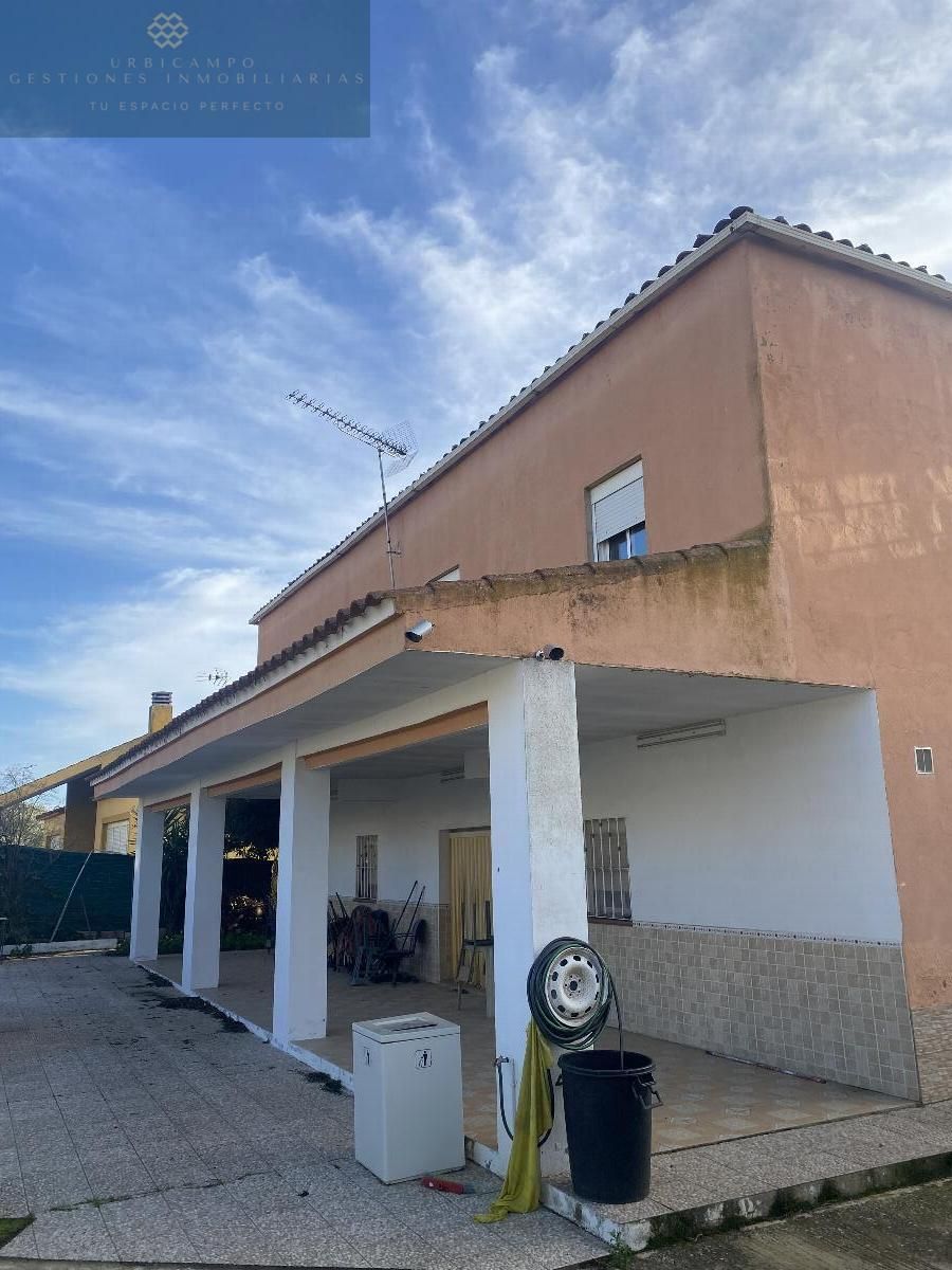 Vista exterior de Casa o xalet en venda en Mérida amb Aire condicionat i Piscina