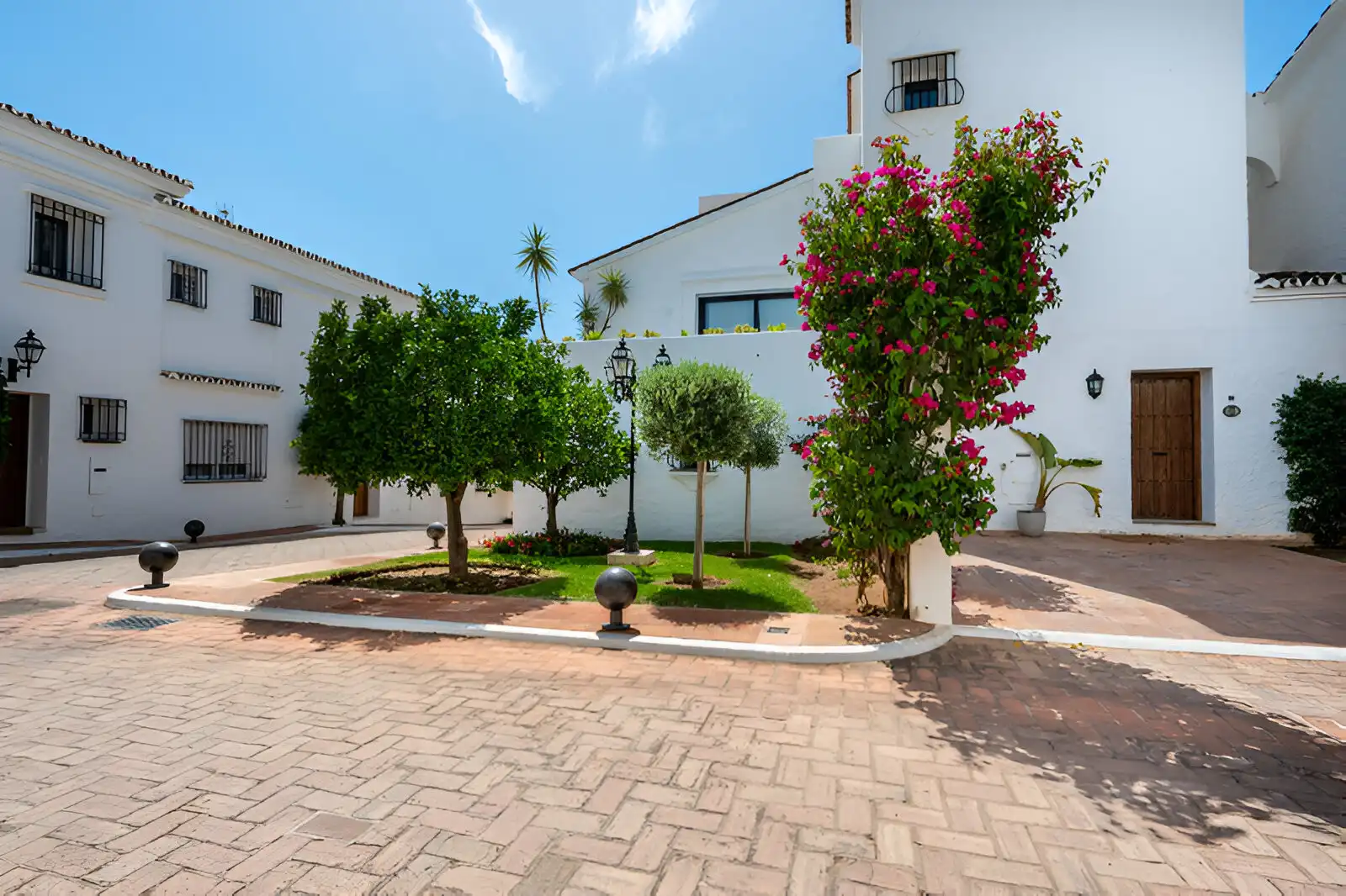 Vista exterior de Casa adosada en venda en Marbella amb Calefacció, Terrassa i Piscina