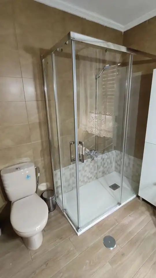 Badezimmer von Erdgeschoss zur Miete in Córdoba mit Klimaanlage und Möbliert