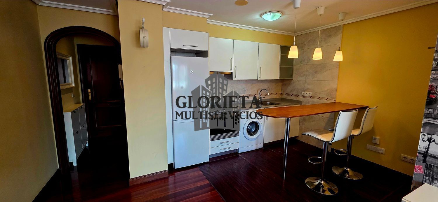 Cuina de Àtic en venda en Vigo  amb Calefacció, Parquet i Terrassa