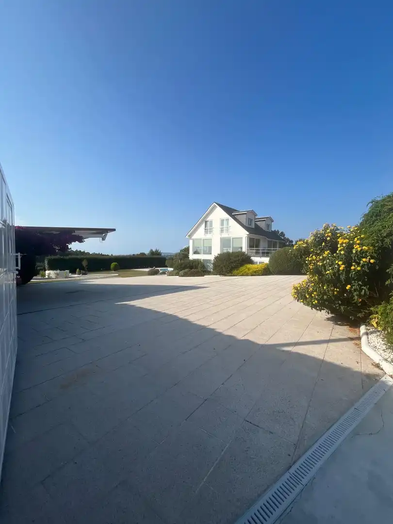 Vista exterior de Casa o xalet en venda en Oleiros amb Calefacció, Jardí privat i Terrassa