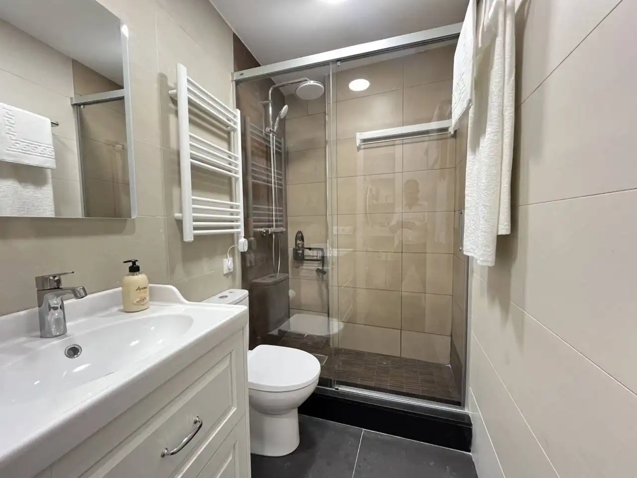 Baño de Estudio de alquiler en Barcelona con Aire acondicionado, Calefacción y Parquet