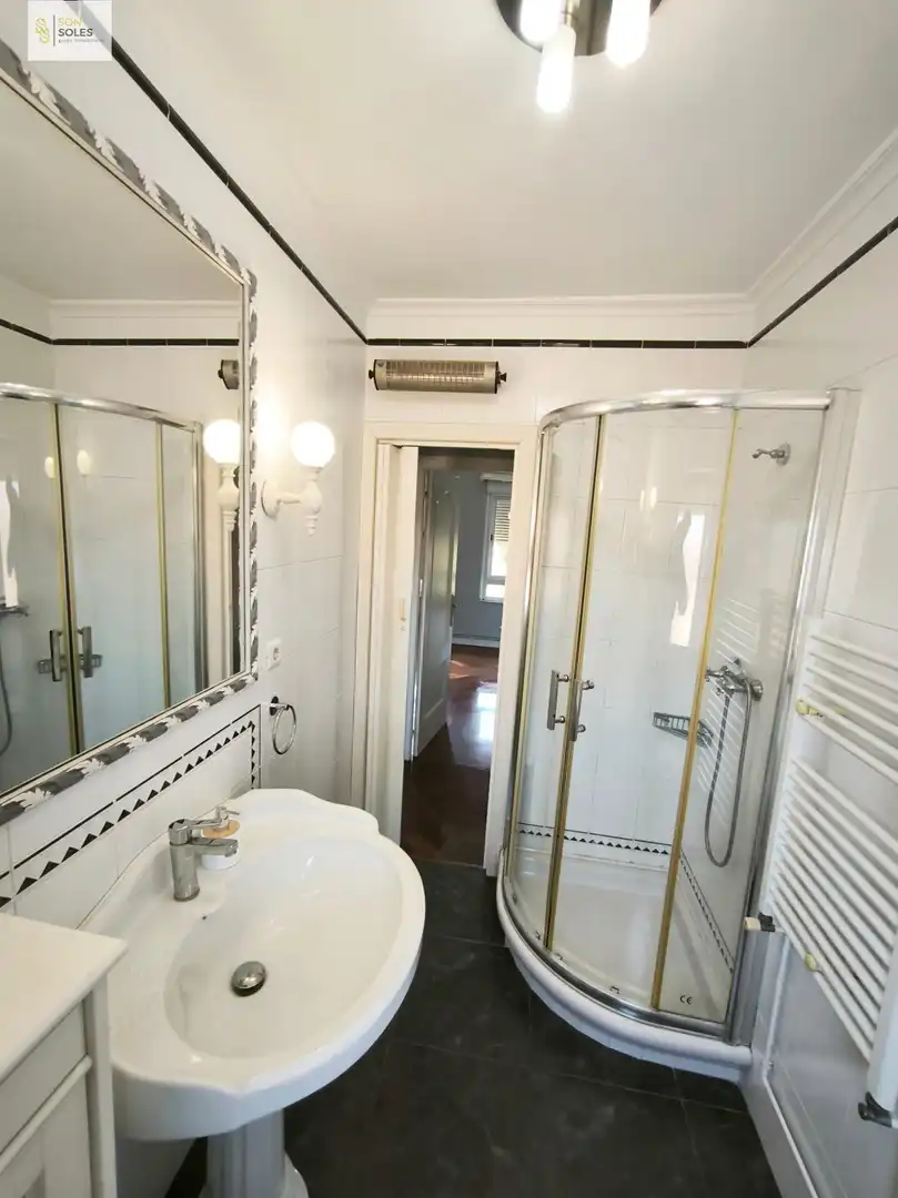 Badezimmer von Wohnung zur Miete in Santander mit Heizung, Parkett und Möbliert