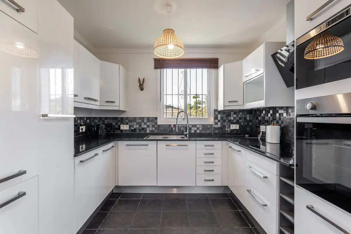 Kitchen of Houses for sale in Estepona  with Air Conditioner, Private garden and Terrace