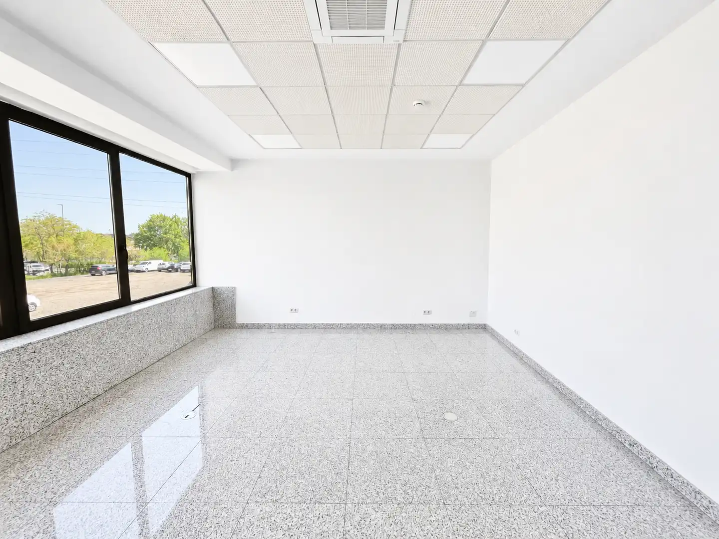 Büro zur Miete in Las Rozas de Madrid mit Klimaanlage, Heizung und Terrasse
