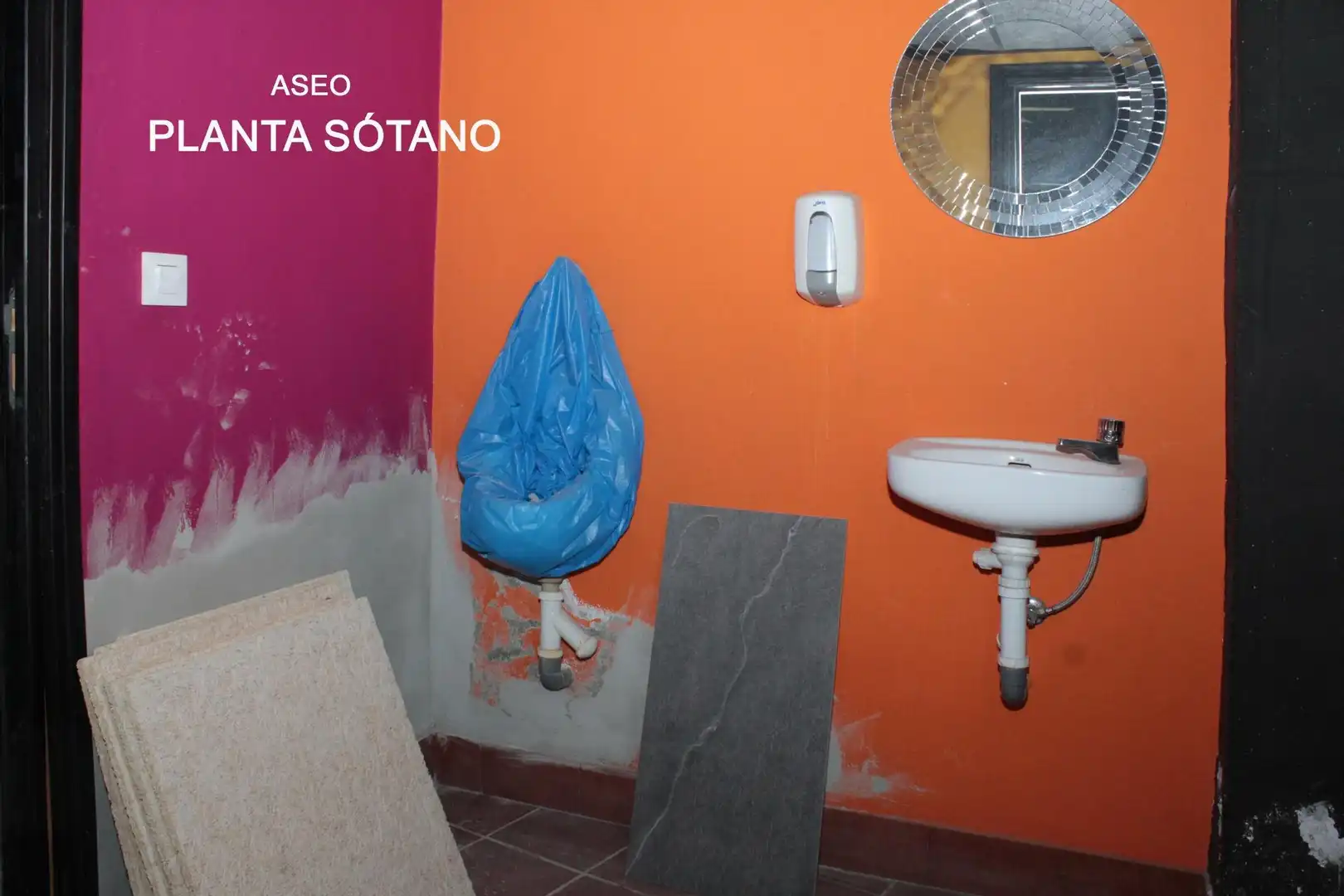 Bathroom of Commercial properties for transfer in Sevilla  with Air Conditioner
