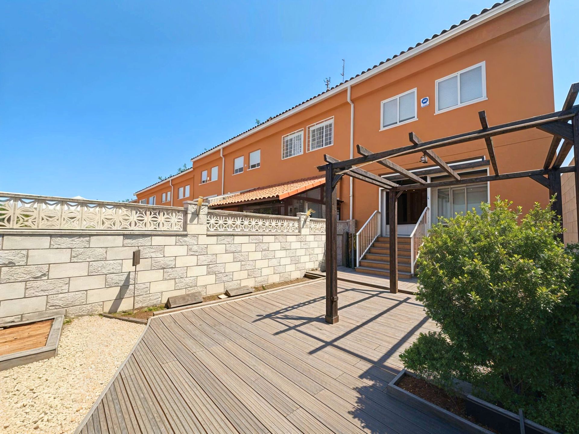 Vista exterior de Casa o xalet en venda en Torrejón del Rey amb Aire condicionat, Calefacció i Jardí privat