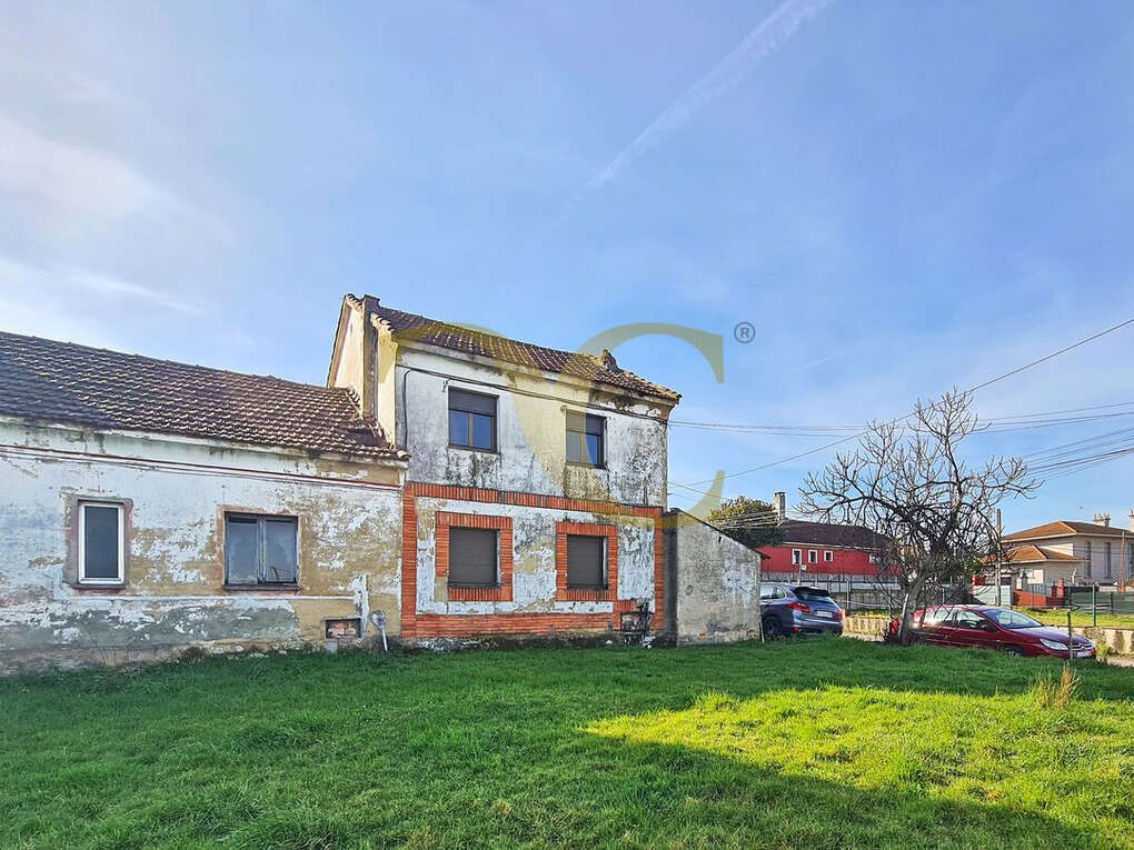 Außenansicht von Einfamilien-Reihenhaus zum Verkauf in Siero