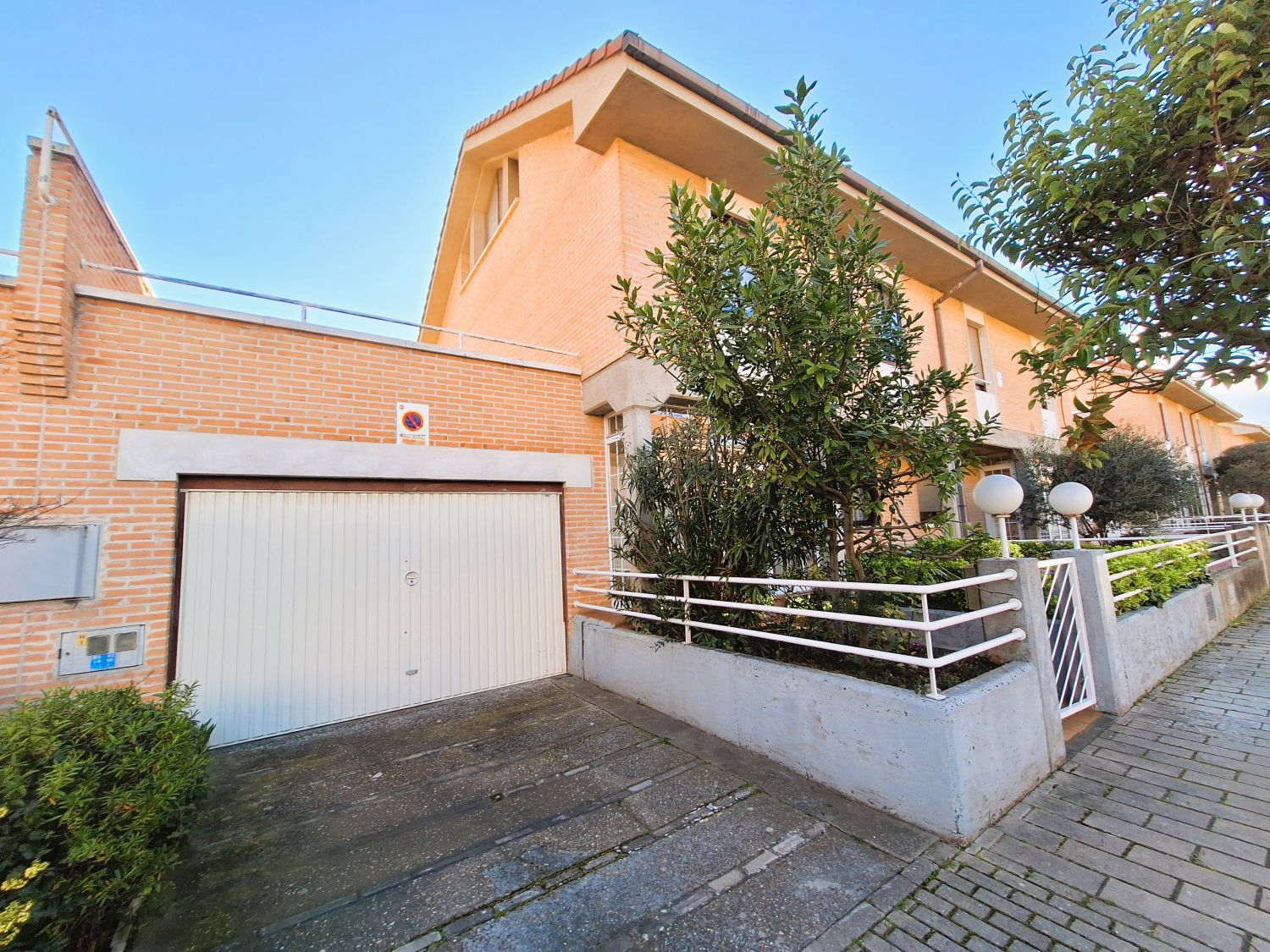 Exterior view of House or chalet for sale in Valladolid Capital  with Heating, Private garden and Parquet flooring
