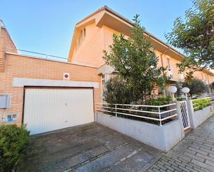 Vista exterior de Casa o xalet en venda en Valladolid Capital amb Calefacció, Jardí privat i Parquet