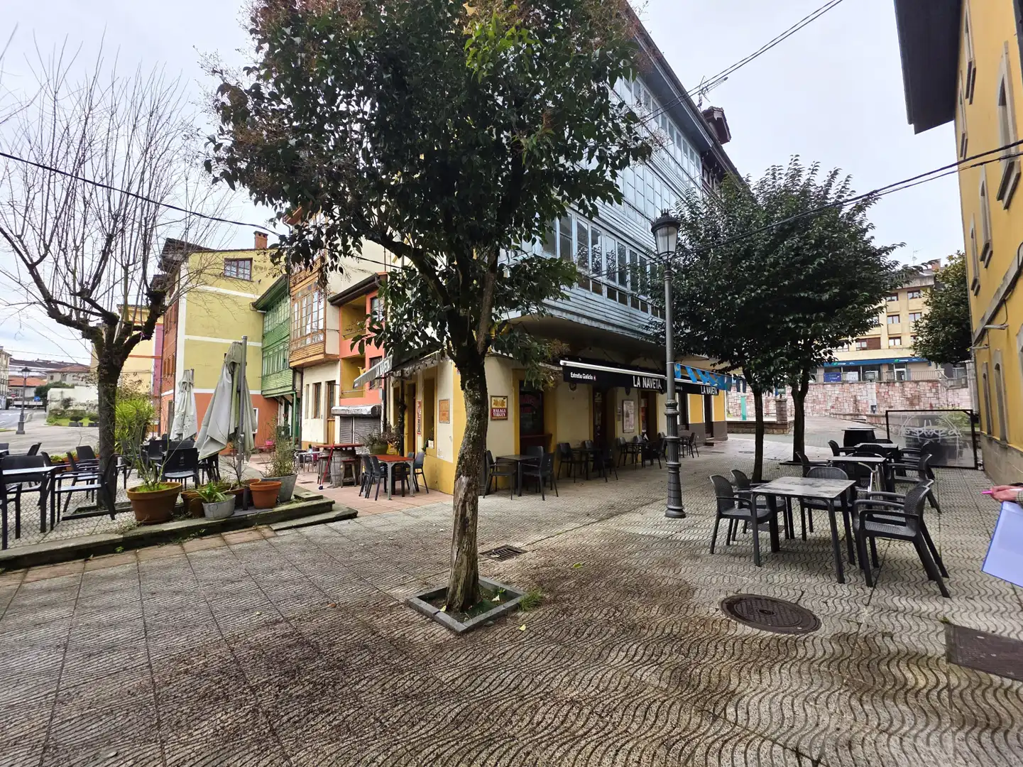 Außenansicht von Einfamilien-Reihenhaus zum Verkauf in Nava mit Terrasse