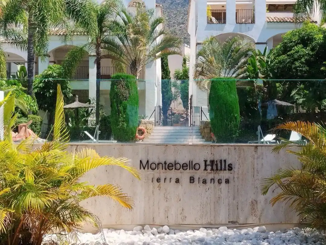 Vista exterior de Planta baixa en venda en Marbella amb Aire condicionat, Calefacció i Jardí privat