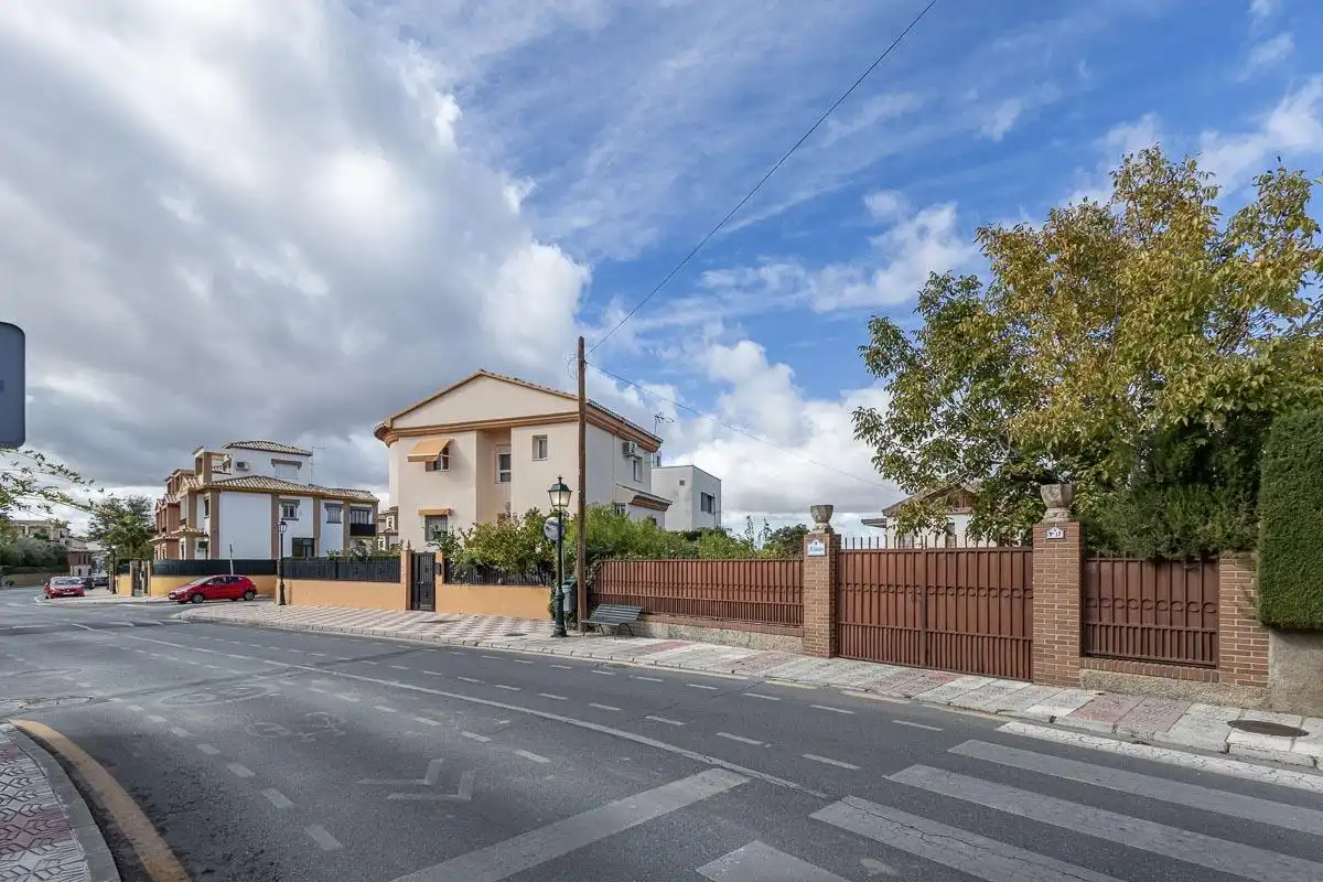 Houses for sale in Avenida HUETOR VEGA, Cájar