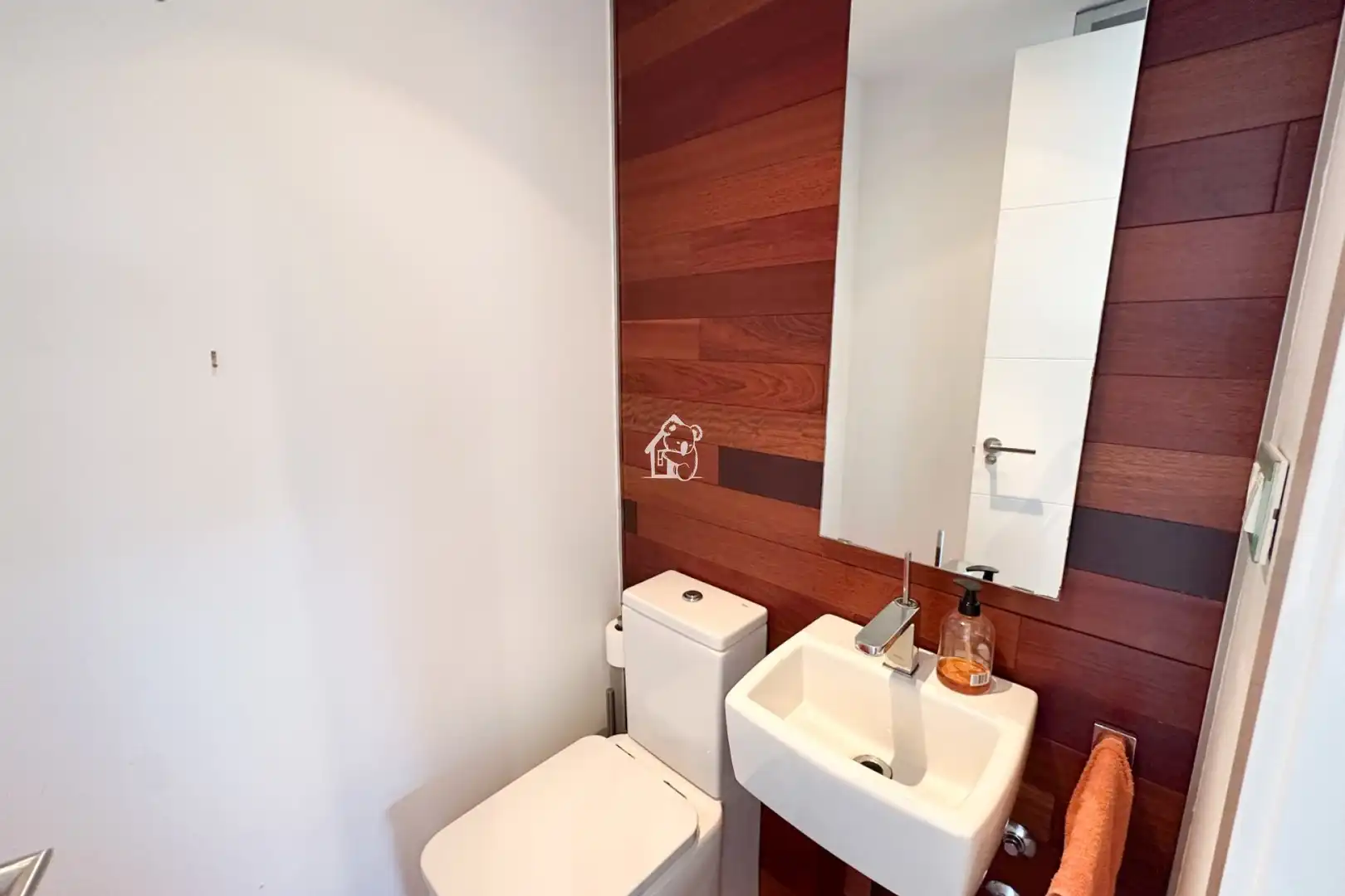 Baño de Piso de alquiler en Torrevieja con Parquet, Terraza y Piscina