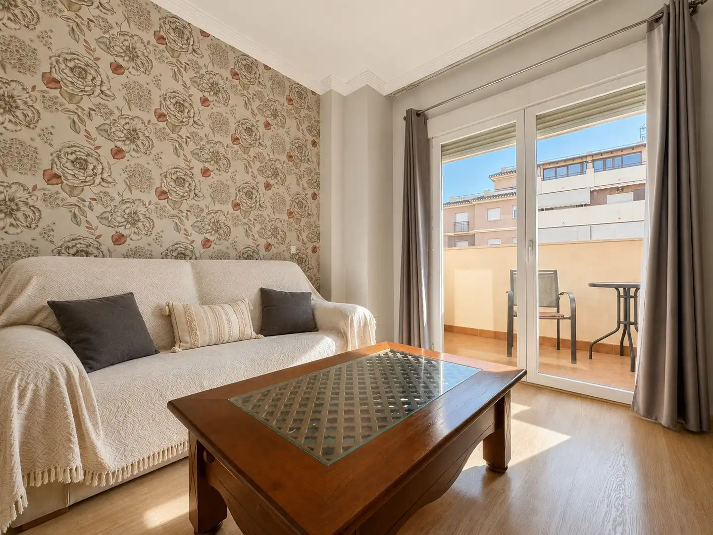 Living room of Flat for sale in Vélez-Málaga  with Parquet flooring, Terrace and Storage room