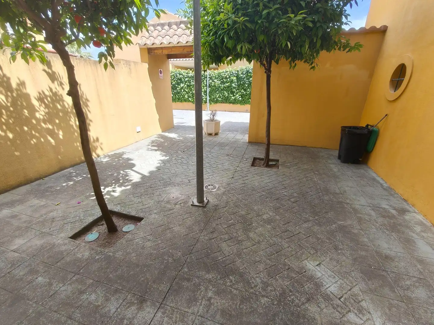 Aparcament de Casa adosada en venda en Puerto Real amb Aire condicionat, Calefacció i Jardí privat