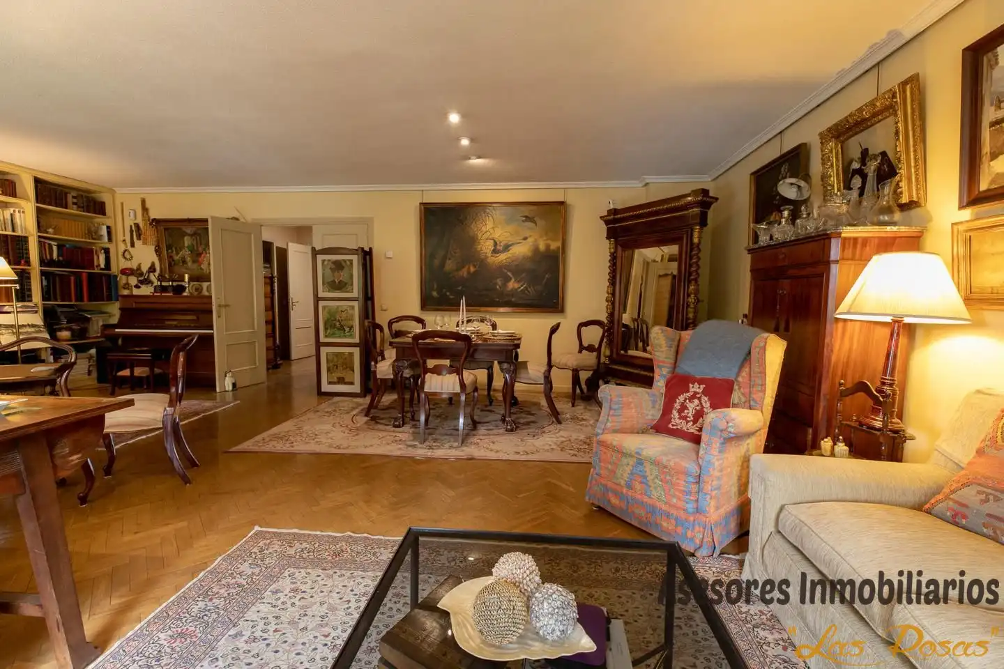 Wohnzimmer von Einfamilien-Reihenhaus zum Verkauf in Madrid mit Klimaanlage, Heizung und Privatgarten