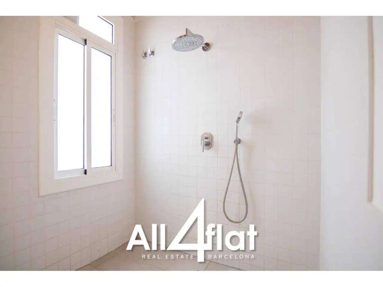 Baño de Piso de alquiler en Barcelona con Calefacción, Amueblado y Balcón