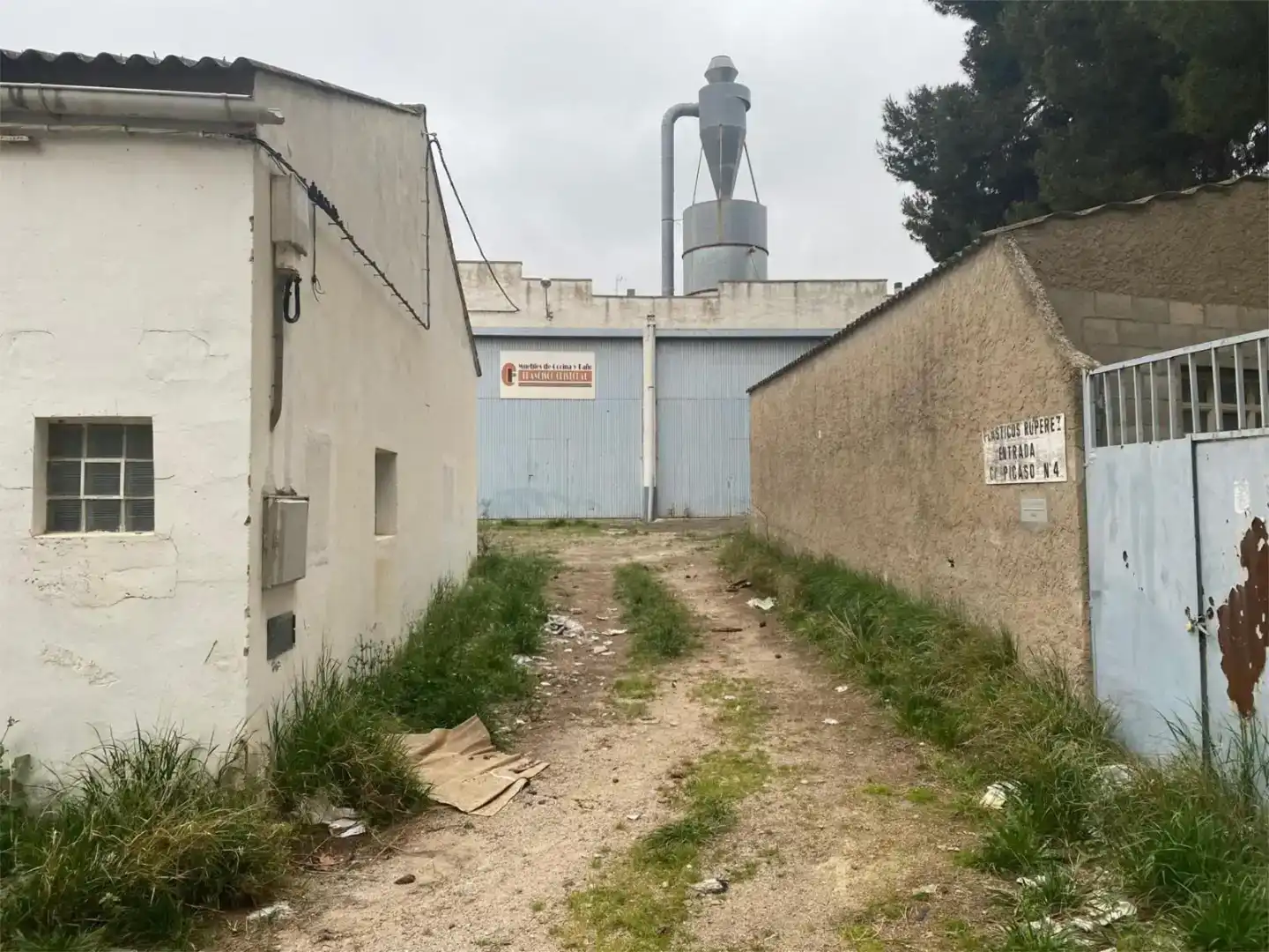 Exterior view of Industrial buildings for rent in Cadrete