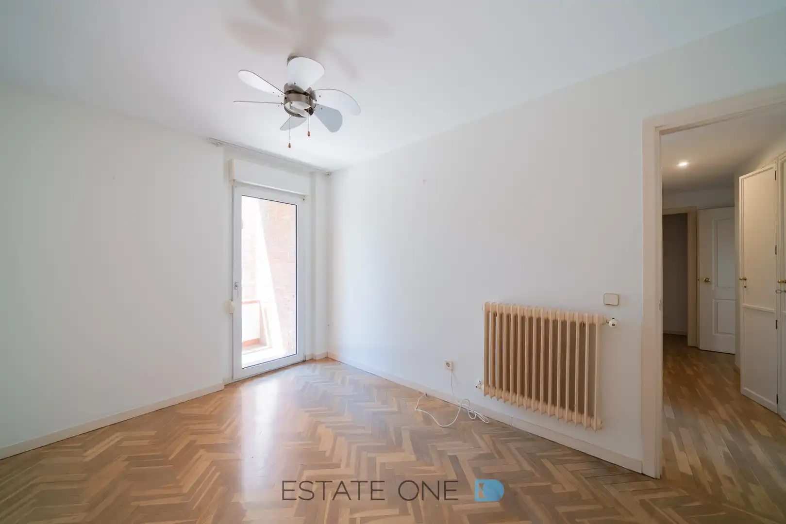 Sala de estar de Piso en venta en Pozuelo de Alarcón con Calefacción, Jardín privado y Parquet