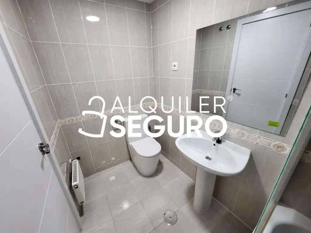 Bany de Pis de lloguer en Móstoles amb Calefacció i Piscina