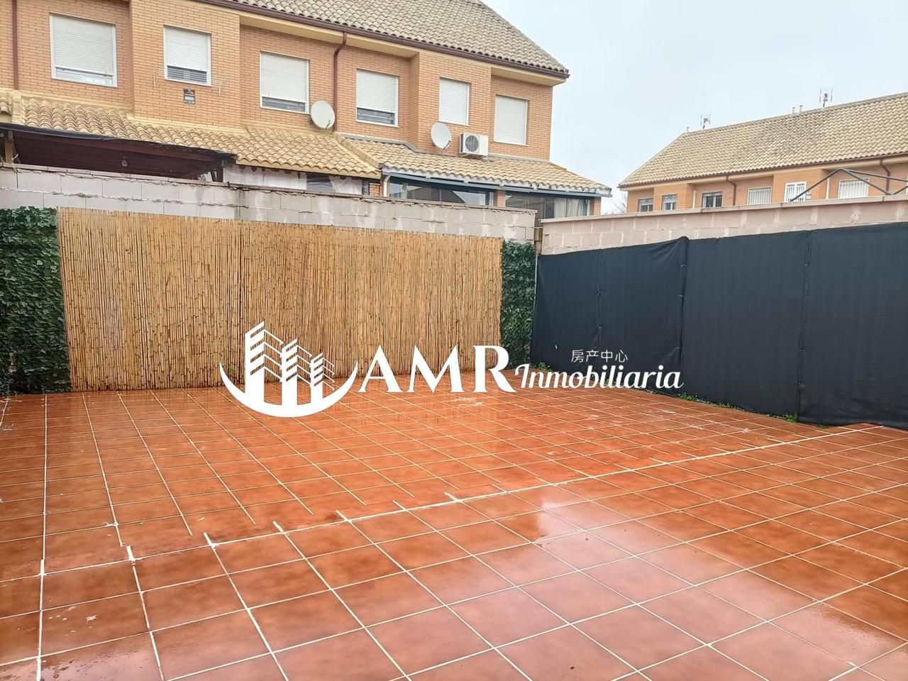 Vista exterior de Casa adosada en venda en Yuncos amb Calefacció, Jardí privat i Traster