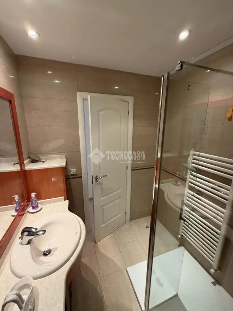 Bathroom of Flat for sale in Madrid  with Air Conditioner and Heating