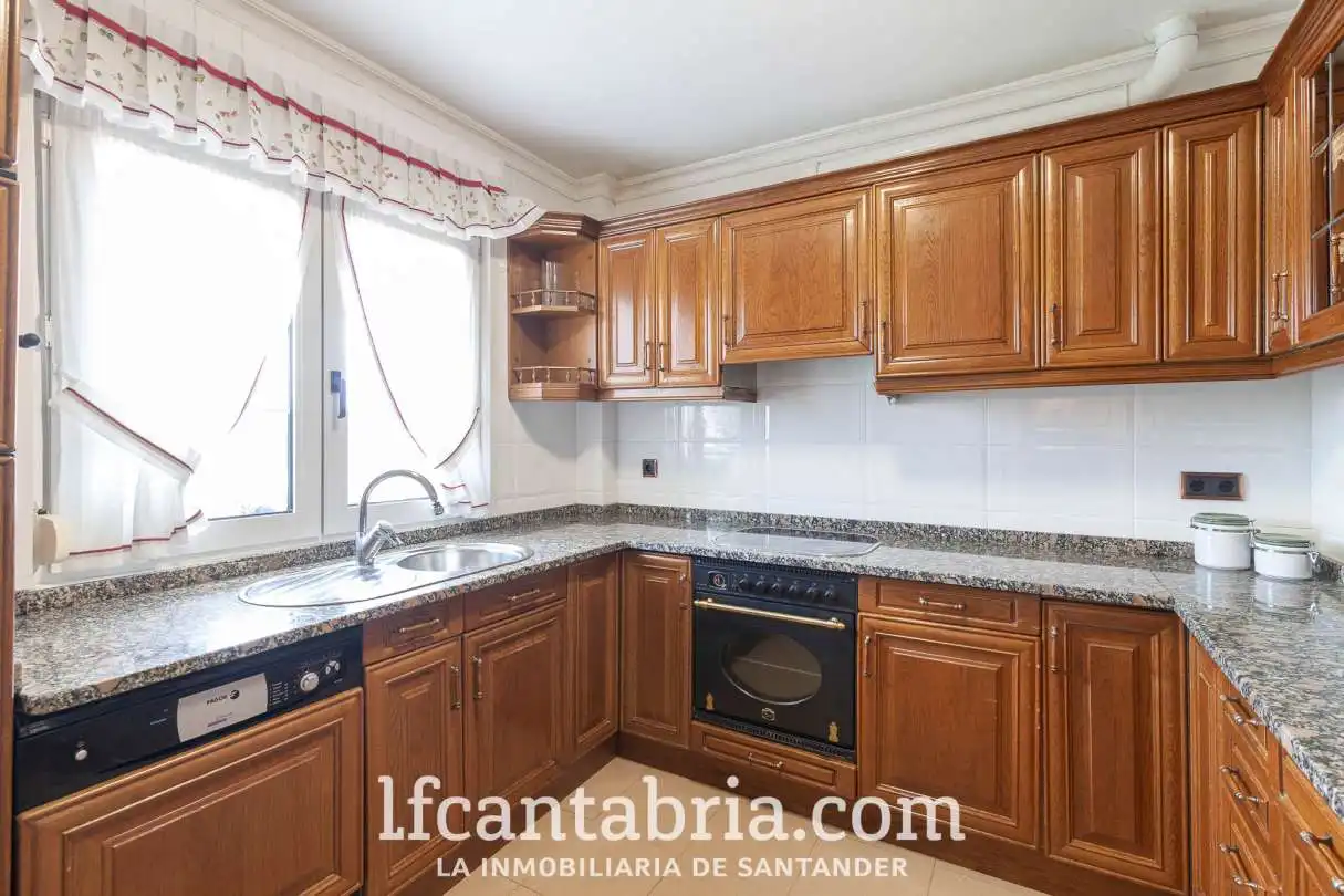 Cocina de Casa o chalet en venta en Santa Cruz de Bezana con Calefacción, Jardín privado y Trastero
