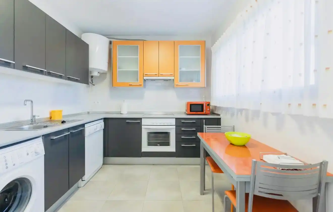 Küche von Einfamilien-Reihenhaus zum Verkauf in Dénia mit Klimaanlage, Heizung und Terrasse