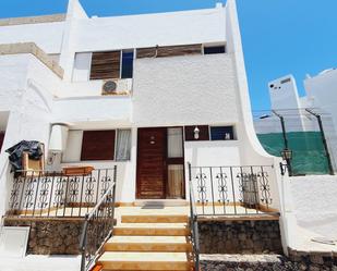 Vista exterior de Casa o xalet en venda en Arona amb Aire condicionat, Terrassa i Balcó
