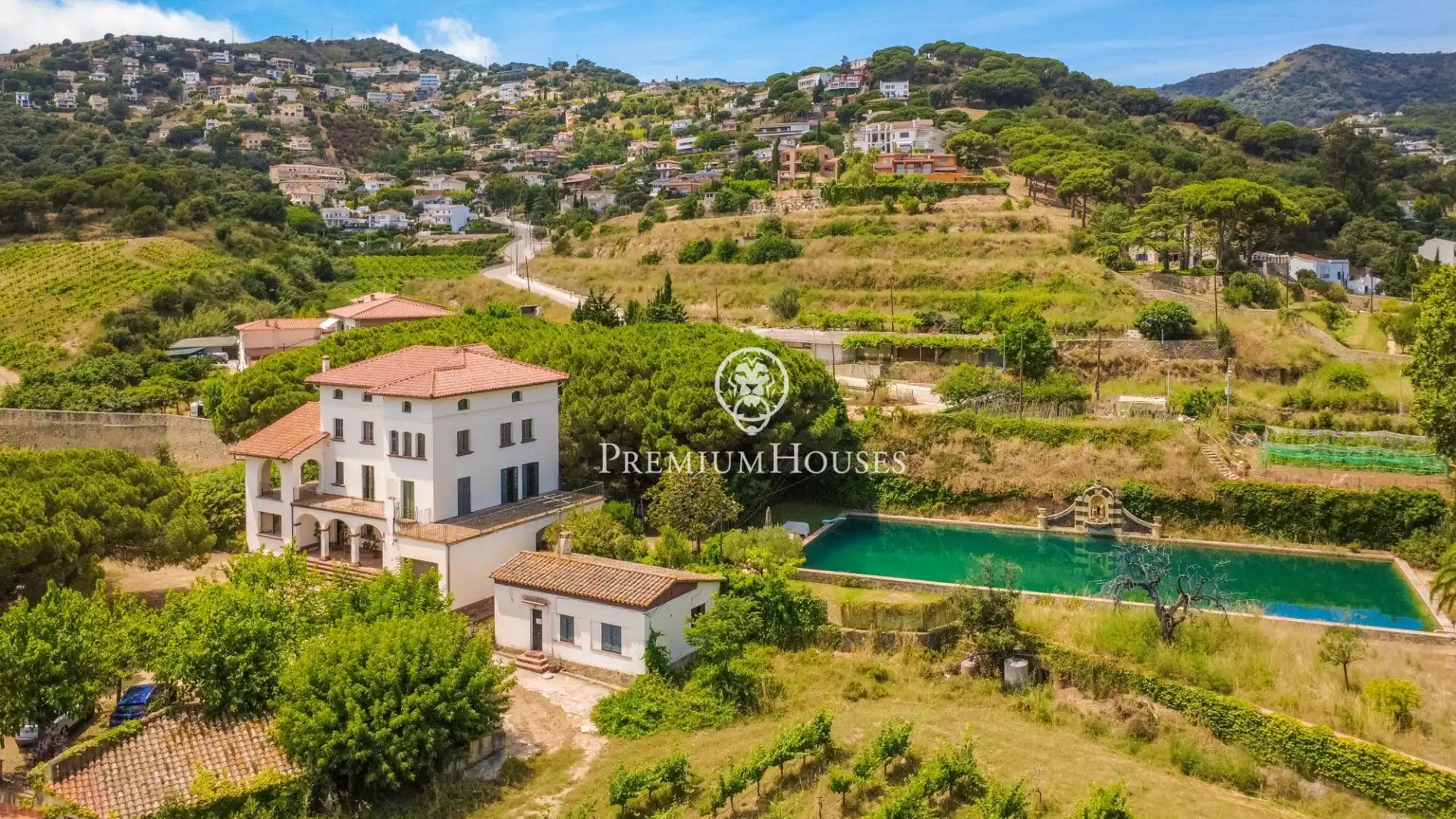 Vista exterior de Finca rústica en venda en Alella amb Calefacció, Jardí privat i Terrassa