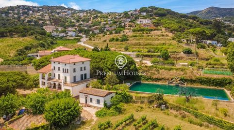 Fantástica finca centenaria con piscina en venta en el centro de Alella