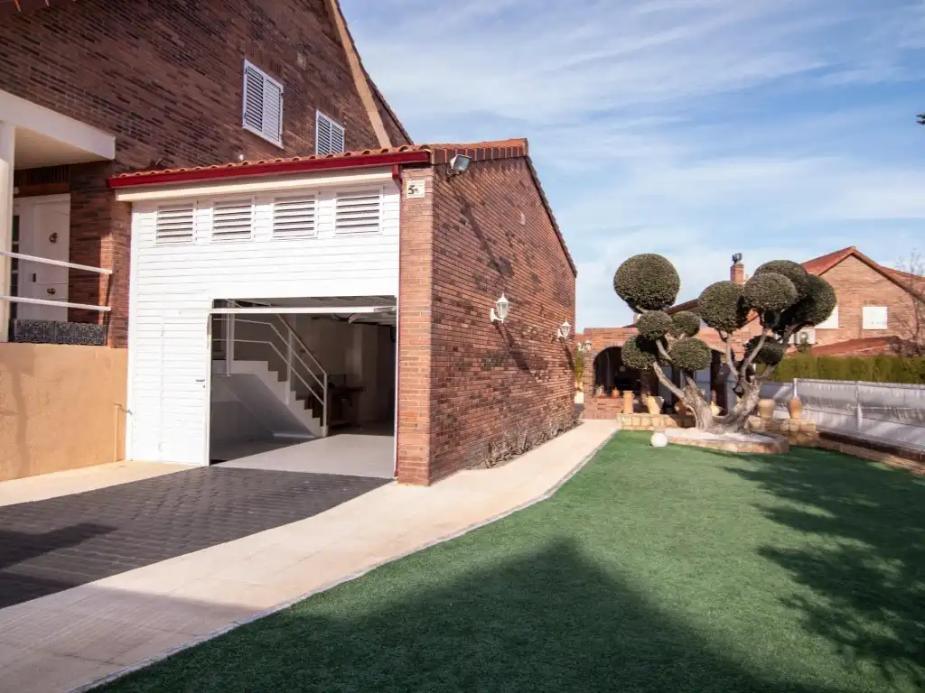 Vista exterior de Casa adosada en venta en Cuarte de Huerva con Aire acondicionado, Jardín privado y Piscina