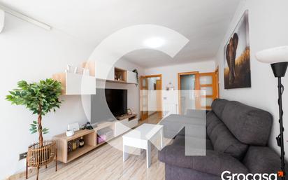 Sala d'estar de Pis en venda en Santa Coloma de Gramenet amb Aire condicionat, Calefacció i Moblat