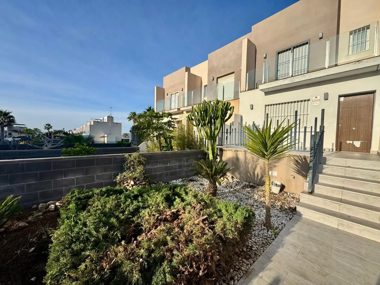 Vista exterior de Casa adosada en venta en Torrevieja con Jardín privado, Terraza y Balcón