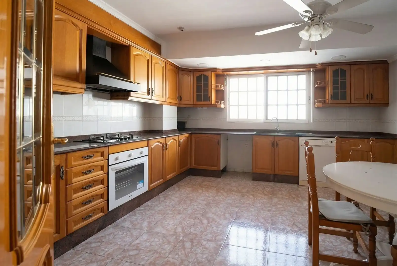 Küche von Wohnung zum Verkauf in Valencia mit Klimaanlage, Privatgarten und Abstellraum