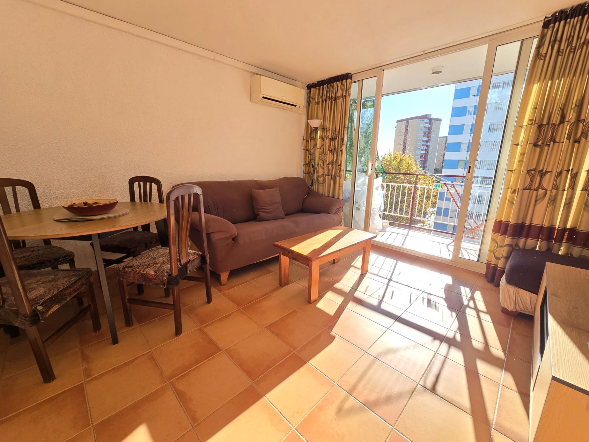 Dormitori de Pis de lloguer en L'Hospitalet de Llobregat amb Aire condicionat, Calefacció i Moblat