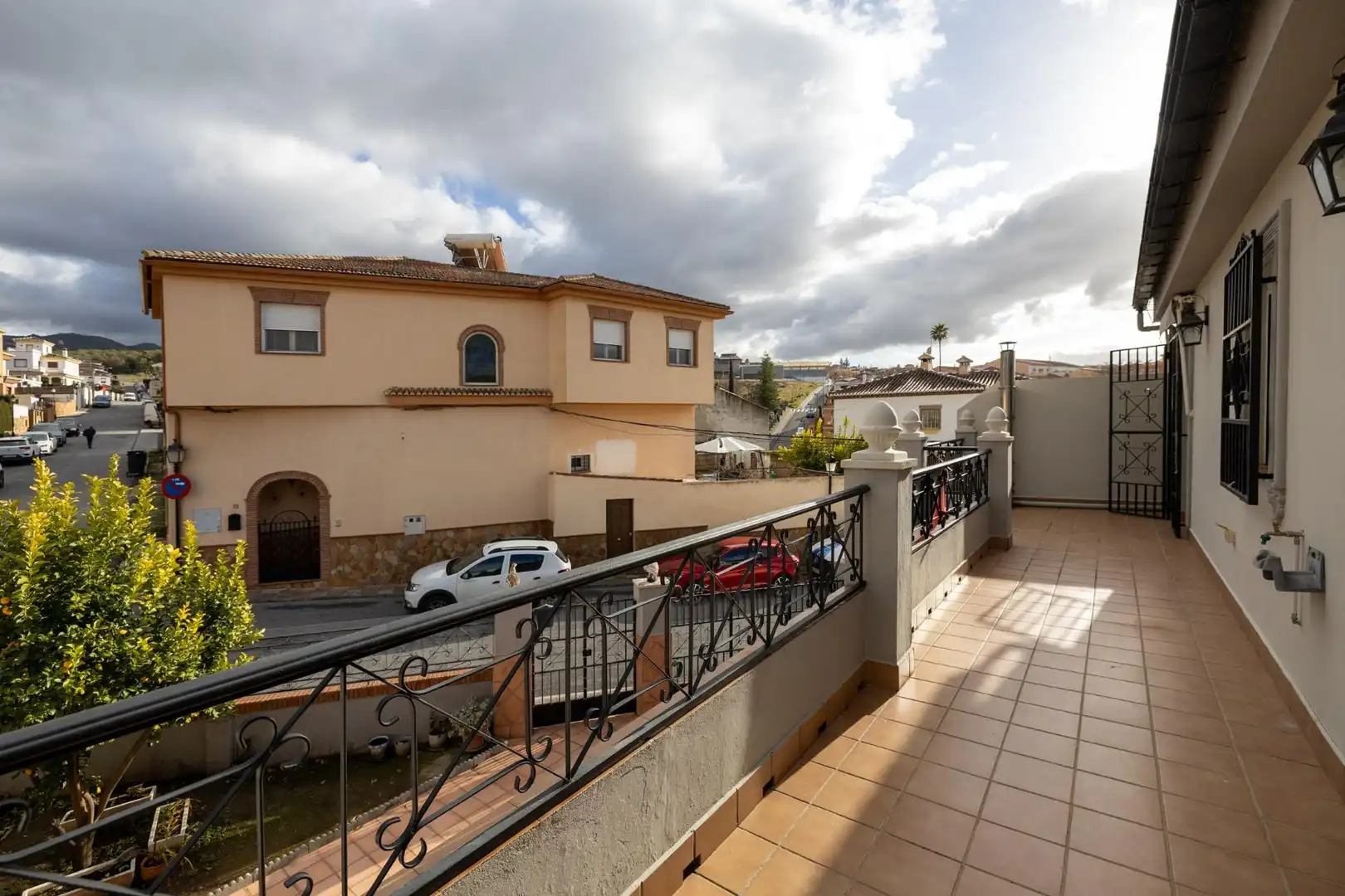 Vista exterior de Casa adosada en venda en La Zubia amb Aire condicionat, Terrassa i Traster