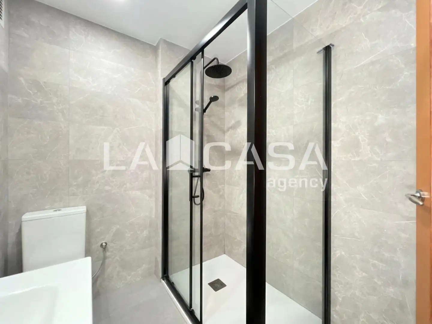 Badezimmer von Wohnung zum Verkauf in Badalona mit Heizung und Balkon