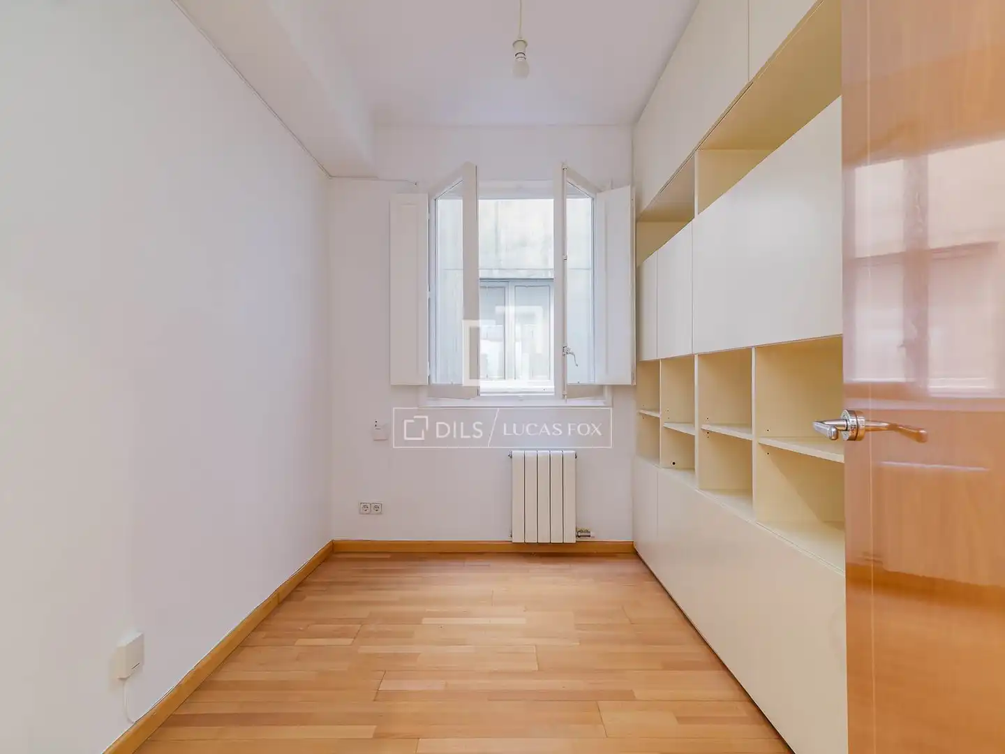 Schlafzimmer von Wohnung zum Verkauf in Barcelona mit Klimaanlage, Heizung und Balkon